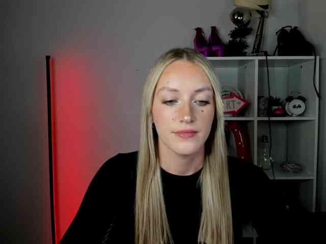 EvelynBlond26 webcam