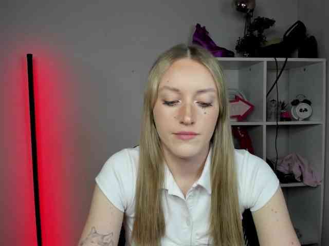 EvelynBlond26 webcam