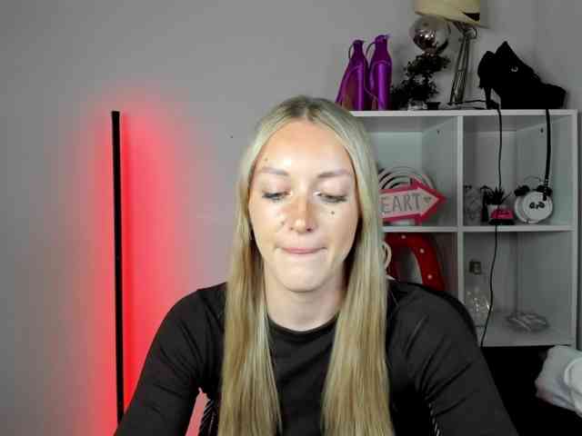 EvelynBlond26 webcam