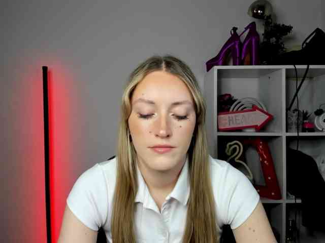 EvelynBlond26 webcam