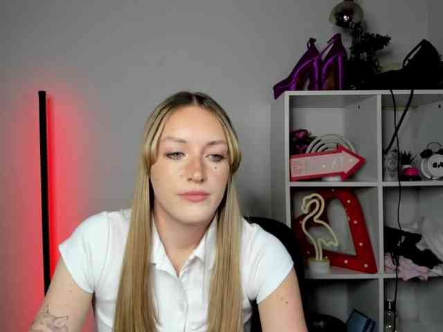 EvelynBlond26 webcam