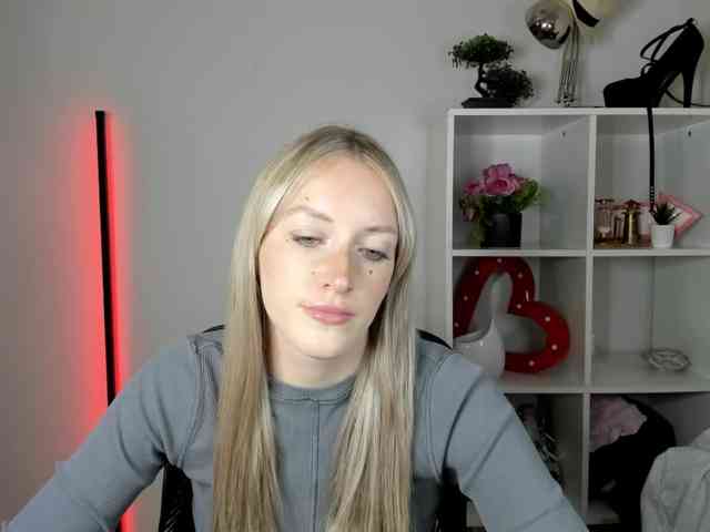 EvelynBlond26 webcam