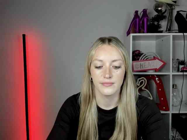 EvelynBlond26 webcam