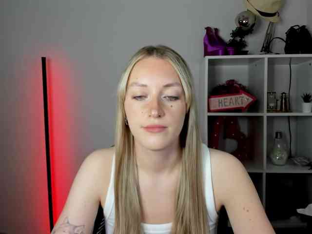 EvelynBlond26 webcam
