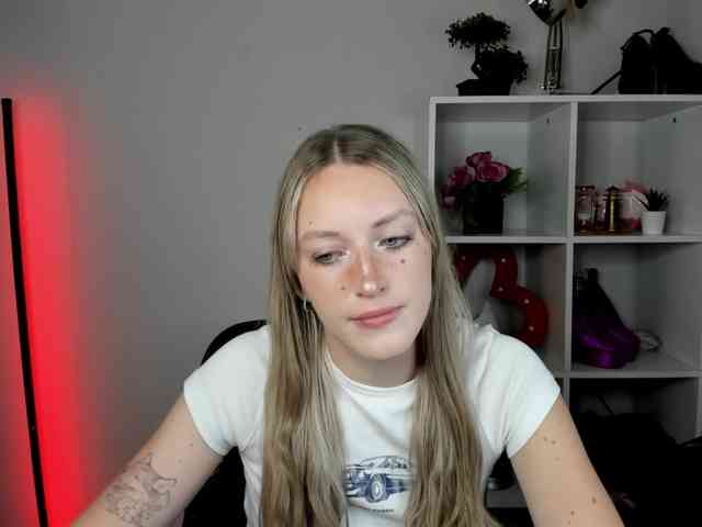 EvelynBlond26 webcam