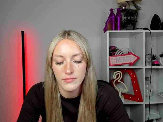 EvelynBlond26 webcam