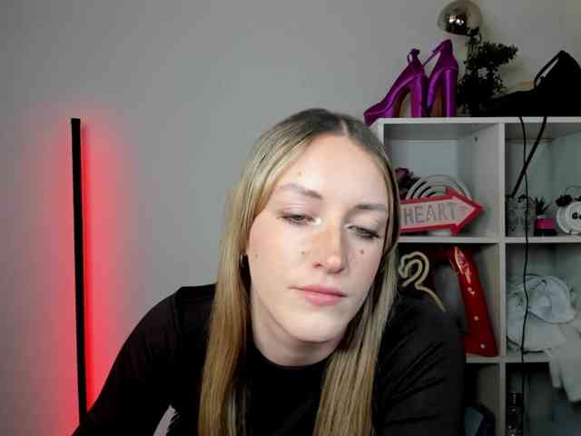 EvelynBlond26 webcam