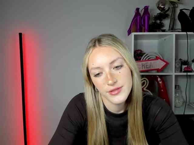 EvelynBlond26 webcam
