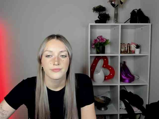 EvelynBlond26 webcam