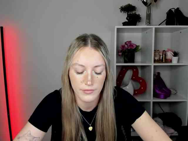 EvelynBlond26 webcam