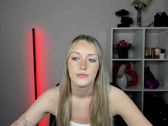 EvelynBlond26 webcam