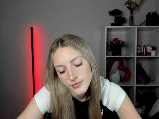 EvelynBlond26 webcam