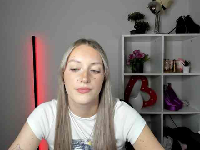 EvelynBlond26 webcam