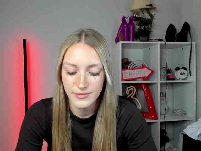 Model: EvelynBlond26