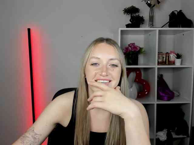 EvelynBlond26 webcam