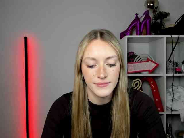 EvelynBlond26 webcam