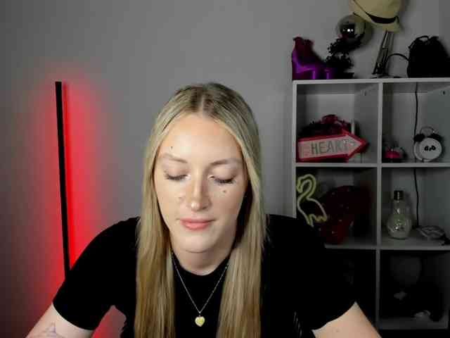 EvelynBlond26 webcam