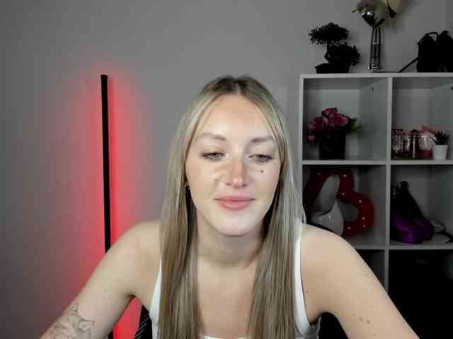 EvelynBlond26 webcam