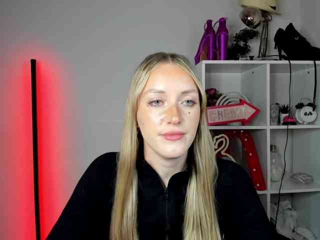 EvelynBlond26 webcam
