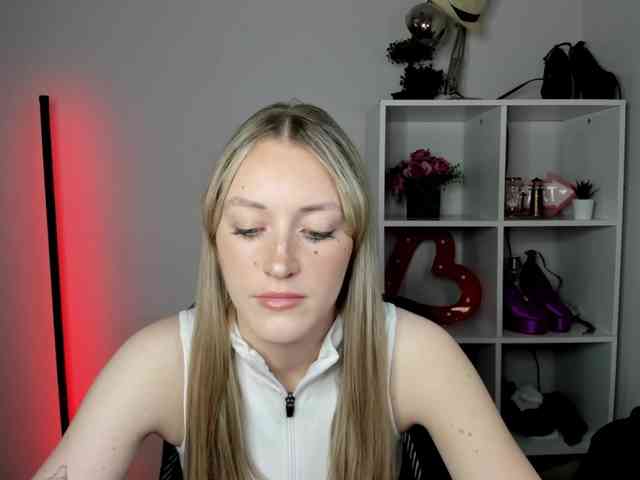 EvelynBlond26 webcam