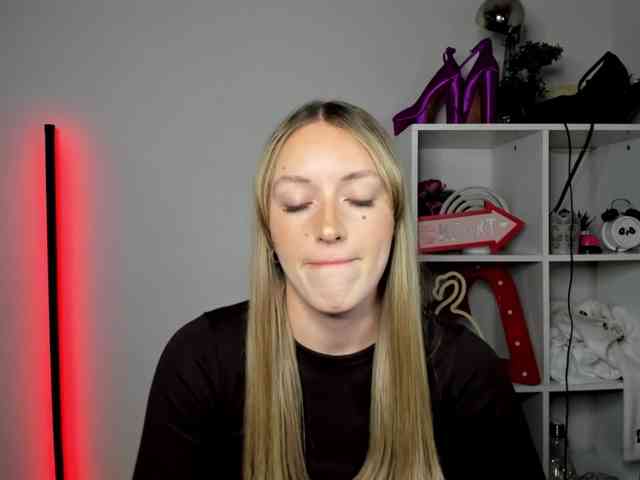 EvelynBlond26 webcam