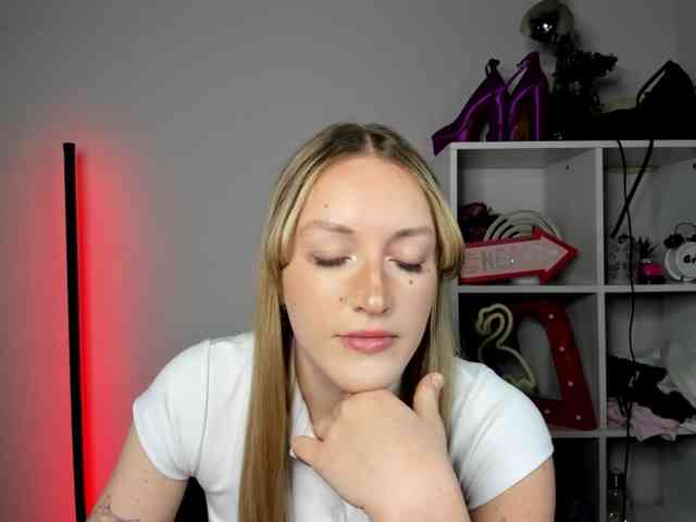 Model: EvelynBlond26