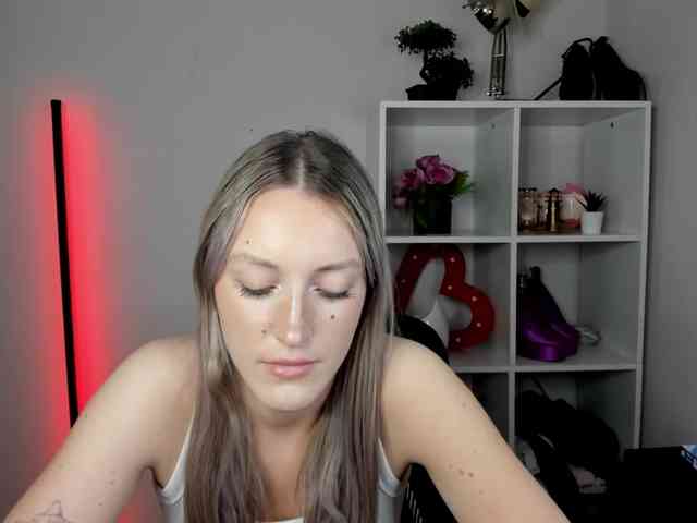 EvelynBlond26 webcam
