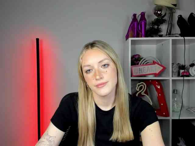 EvelynBlond26 webcam
