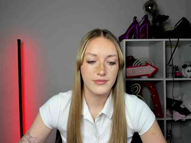 EvelynBlond26 webcam