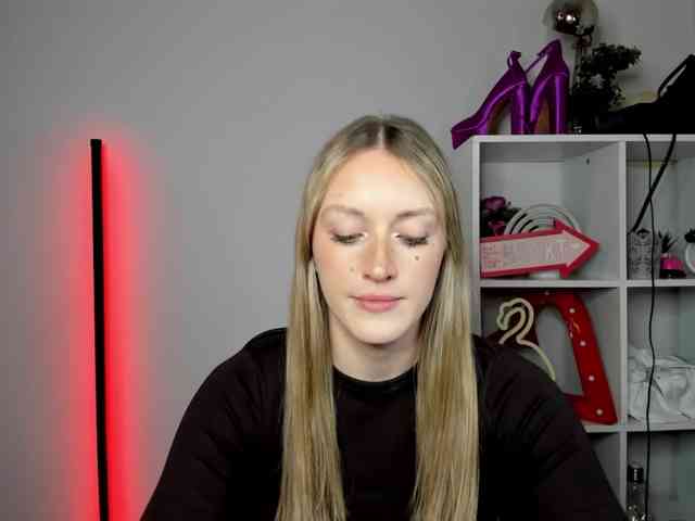 EvelynBlond26
