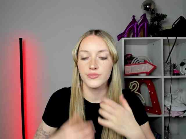 EvelynBlond26 webcam