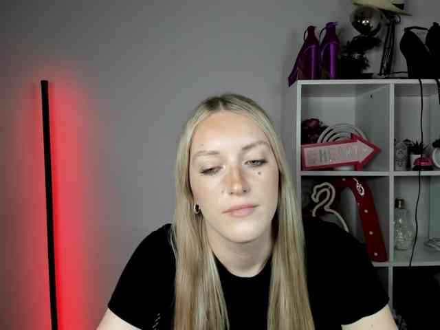 EvelynBlond26 webcam