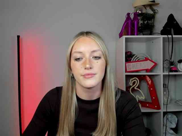 EvelynBlond26 webcam