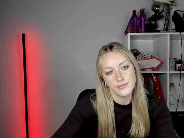 EvelynBlond26 webcam