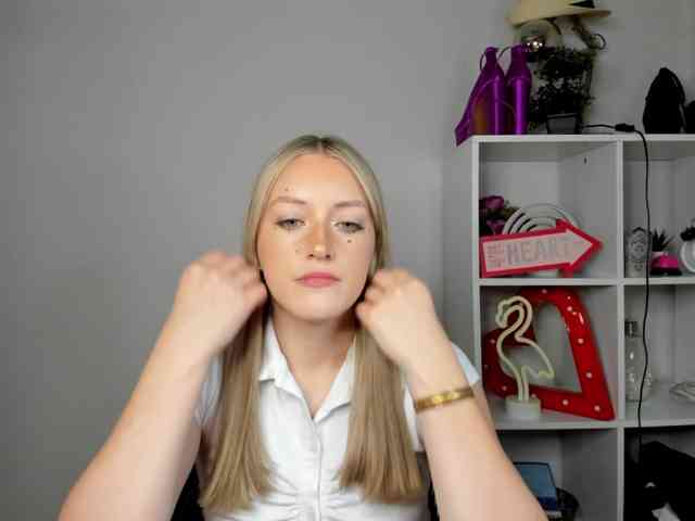 EvelynBlond26