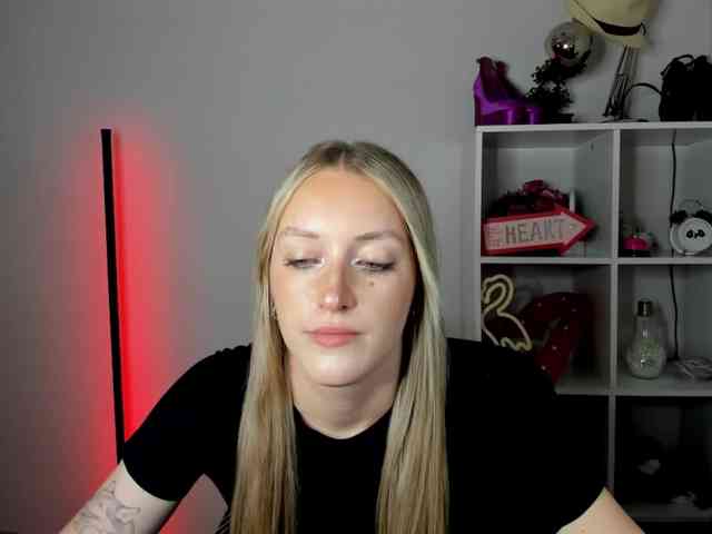 EvelynBlond26 webcam