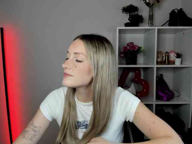 EvelynBlond26 webcam