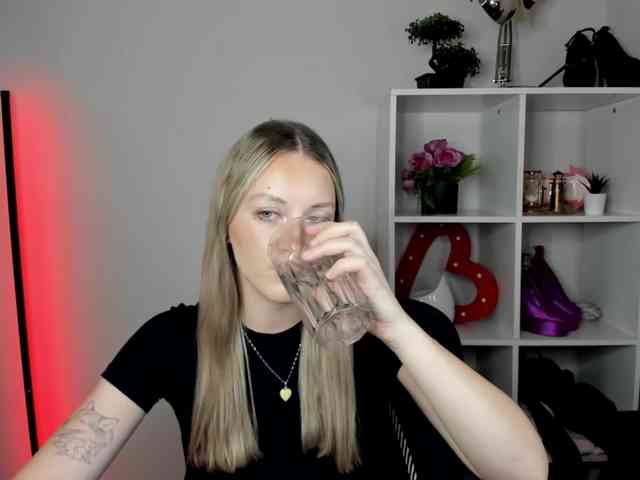 EvelynBlond26 webcam