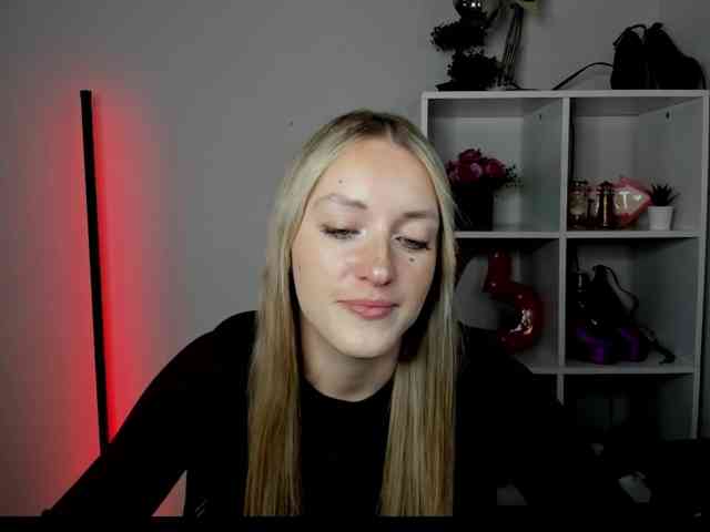 EvelynBlond26 webcam