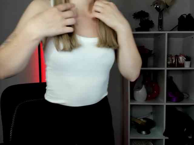 EvelynBlond26 webcam