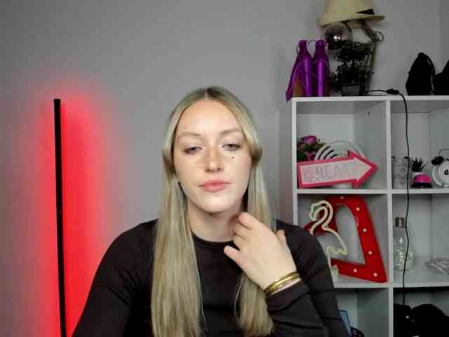 EvelynBlond26 webcam