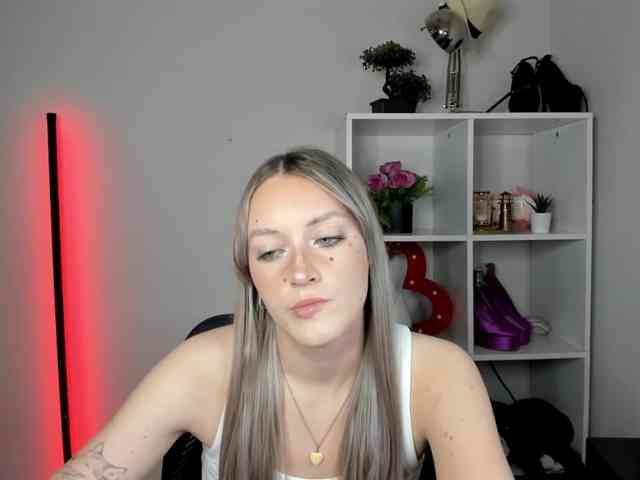 EvelynBlond26 webcam