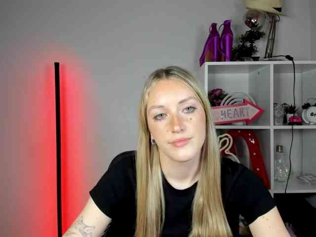 EvelynBlond26 webcam