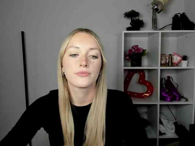 Model: EvelynBlond26
