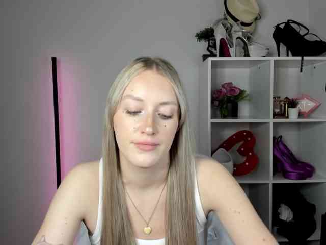 EvelynBlond26 webcam