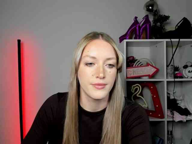 EvelynBlond26 webcam