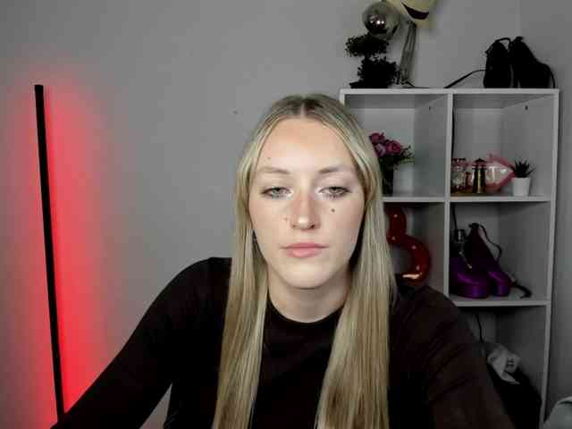 EvelynBlond26 webcam