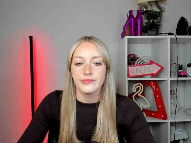 EvelynBlond26 webcam