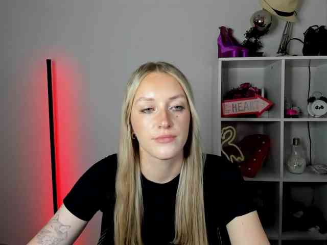 EvelynBlond26 webcam