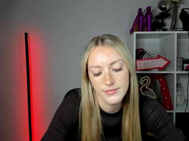EvelynBlond26 webcam